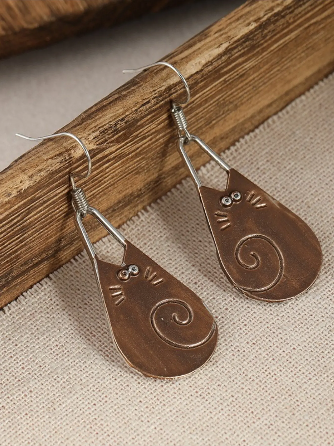 A Pair of Retro and Simple Two Tone Retro Cute Cat Hook Earrings, Ear Hook Design, Women's Daily Party Accessories, Fun Jewelry Gifts, The Perfect Holiday Gift