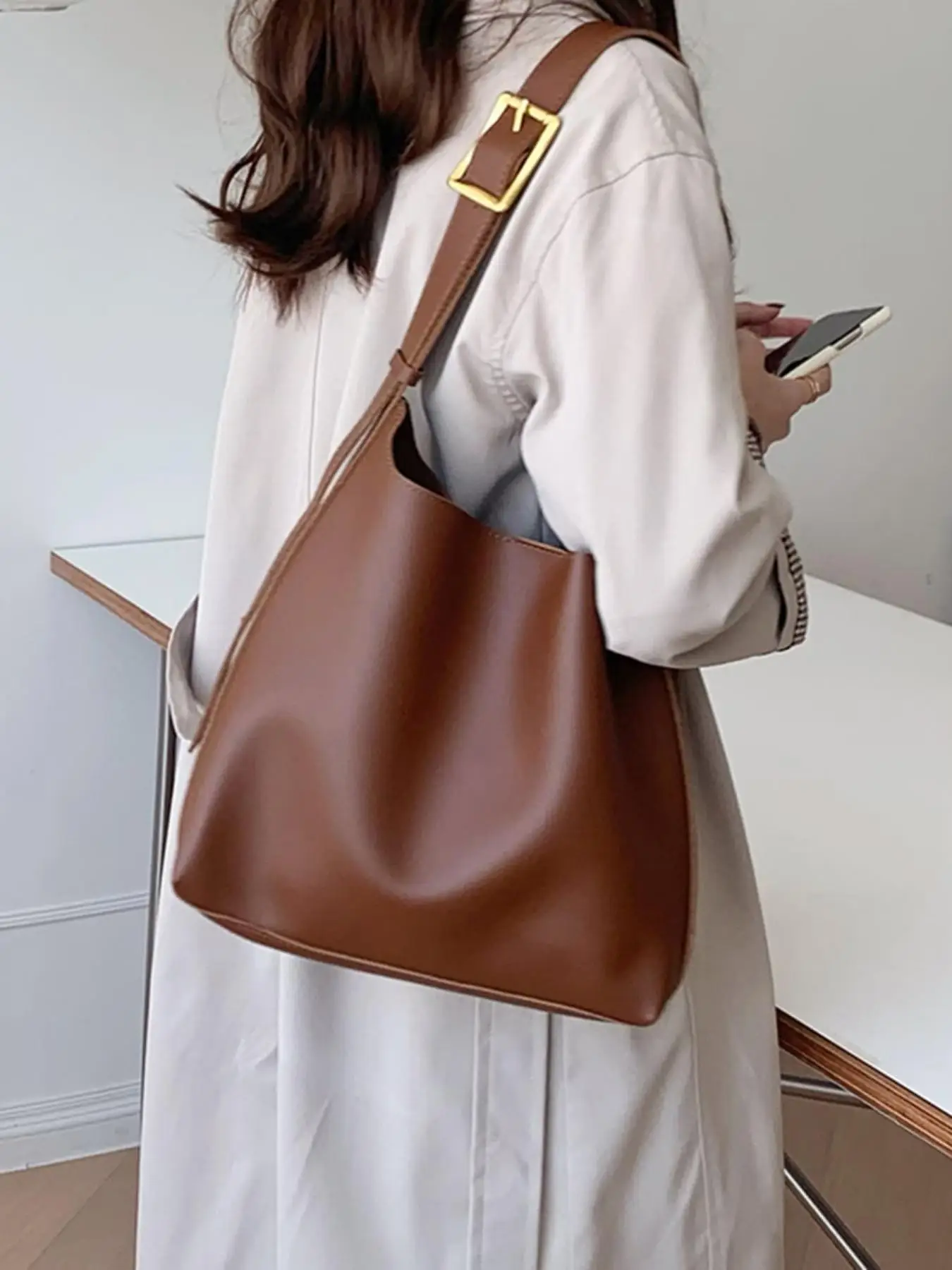 Women's Solid Minimalist Bucket Bag With Magnetic Closure