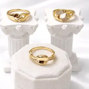 Variedad de anillos elegantes. Laminado de alta calidad