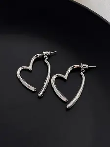 The front and back crossed heart-shaped earrings are suitable for daily wear, vacation dates, and other occasions, and are also a surprising and exquisite small gift.