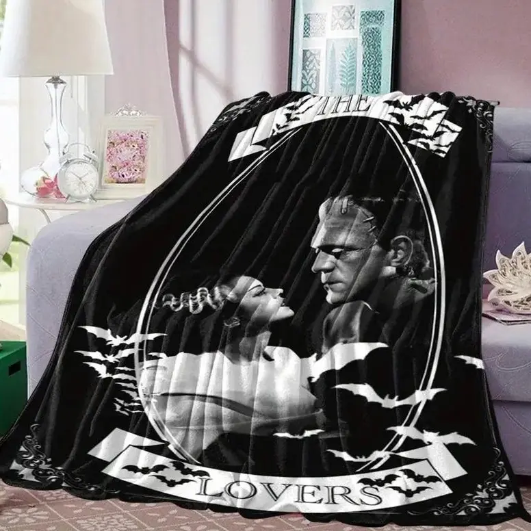 Classic Gothic Monster Romance Flannel Throw Blanket, Vintage Horror Couple Graphic Soft Cozy Fleece Blanket for Bedroom Couch Halloween Decor Gift