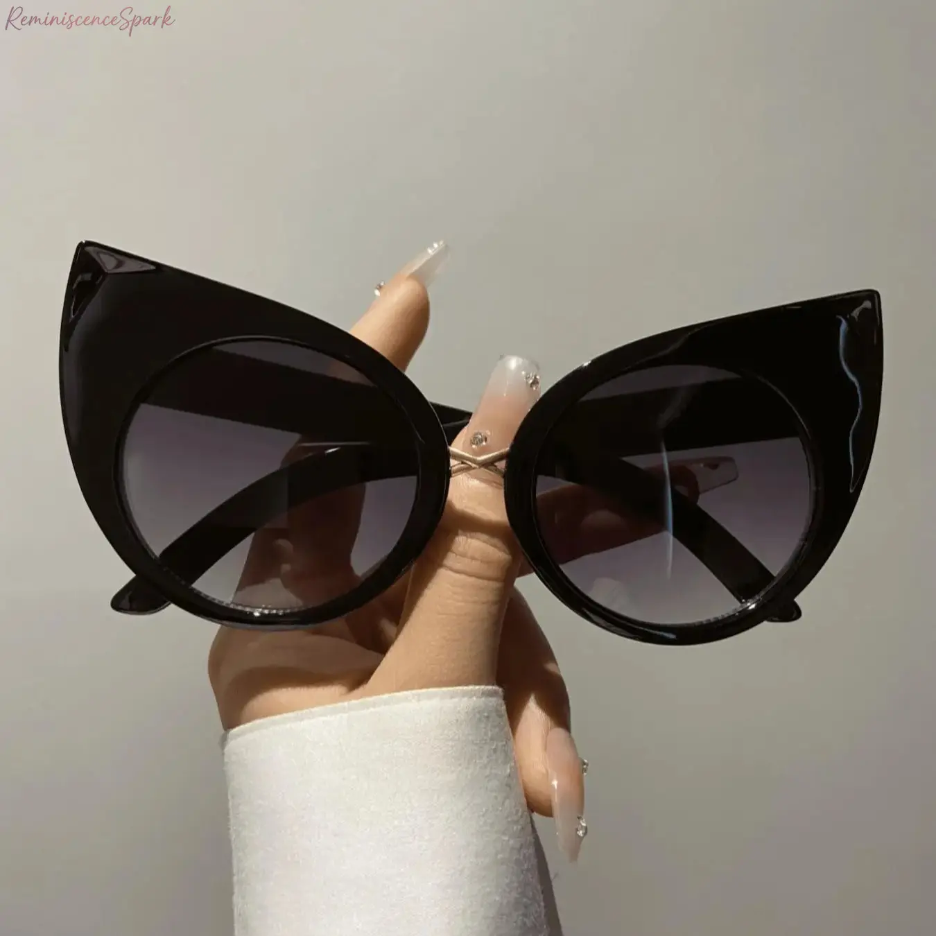 Women's Oversized Cat Eye Sunglasses - Lightweight, Charming Trendy Style Frame, UV-Protection UV400 Lens, Playful Yet Stylish Unisex Sports Eyewear for Beach & Outdoor Fashion, Parties, Casual