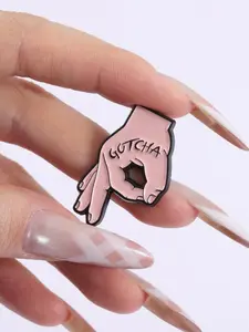 Interactive Prank Gesture Badge, Shaped Badges, Gotcha Text Hand Sign Design, Cartoon Pattern, Fun Humorous Accessory, Daily Social Wear, Backpack Trendy Decor, Gift for Meme Culture Lovers