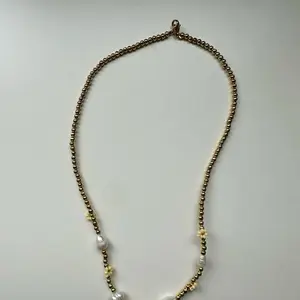 Beaded Necklace with Beaded Flowers and Vegan Pearls - Elegant and Stylish Jewelry for Everyday Wear