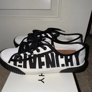 Pre-owned GIVENCHY Fabric Shoes size 38.5 Sneakers Women