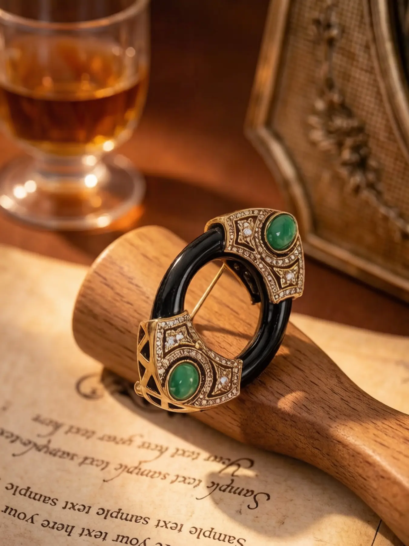 1 fashionable circular emerald shaped brooch, suitable for daily wear, vacation dates, and other occasions, and also a surprising and exquisite small gift.