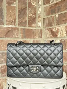 Pre-owned CHANEL leather Shoulder Bags Classic Double Flap Bag Quilted Iridescent Caviar Medium Black 82735