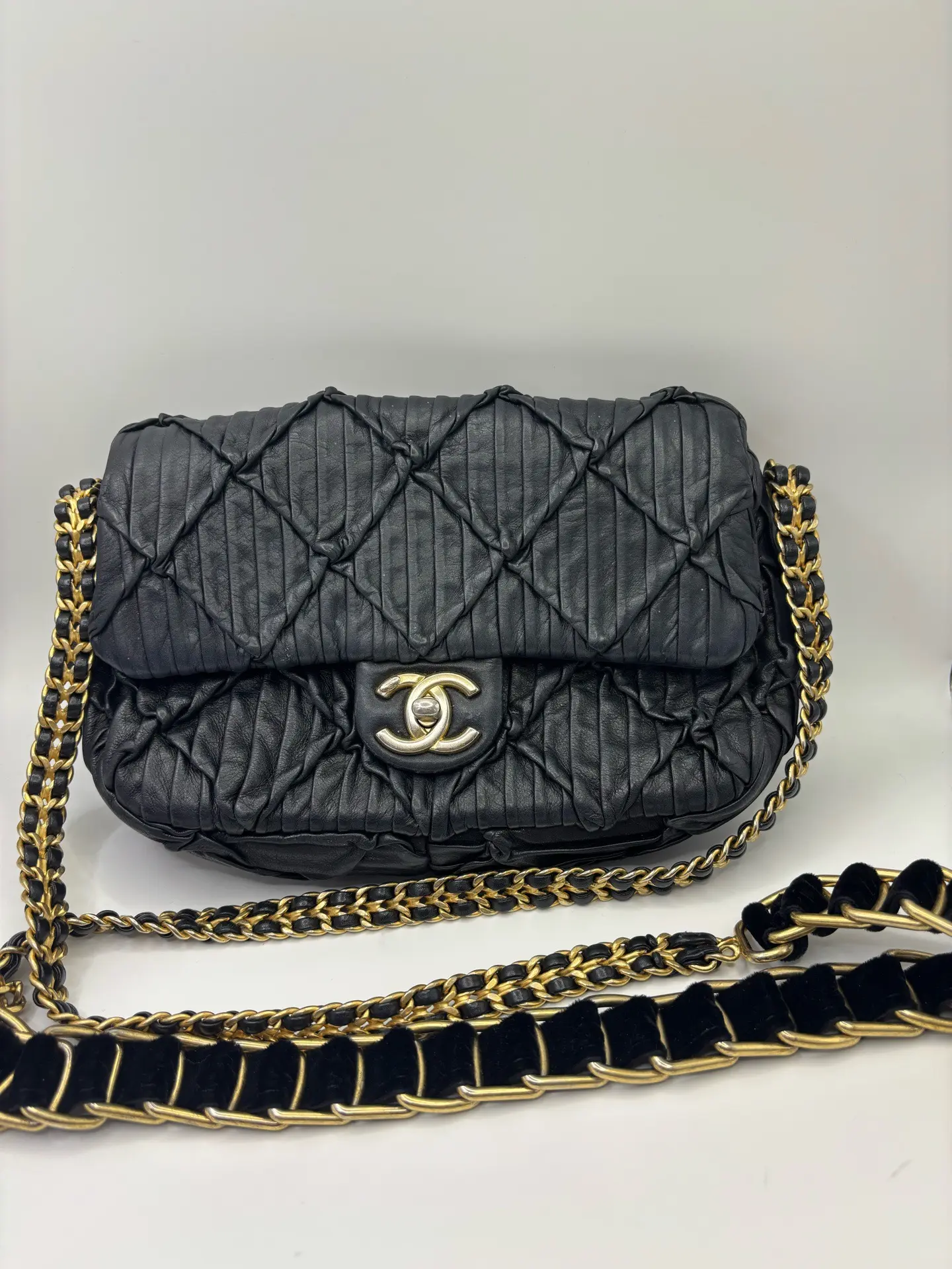Pre-owned CHANEL 21A Limited Edition Coin Chain Crossbody Bag. Crinkled design with coin chain detail. Calfskin leather. Stamped version.Bag only, no accessories included. Size: 22 × 14 cm.