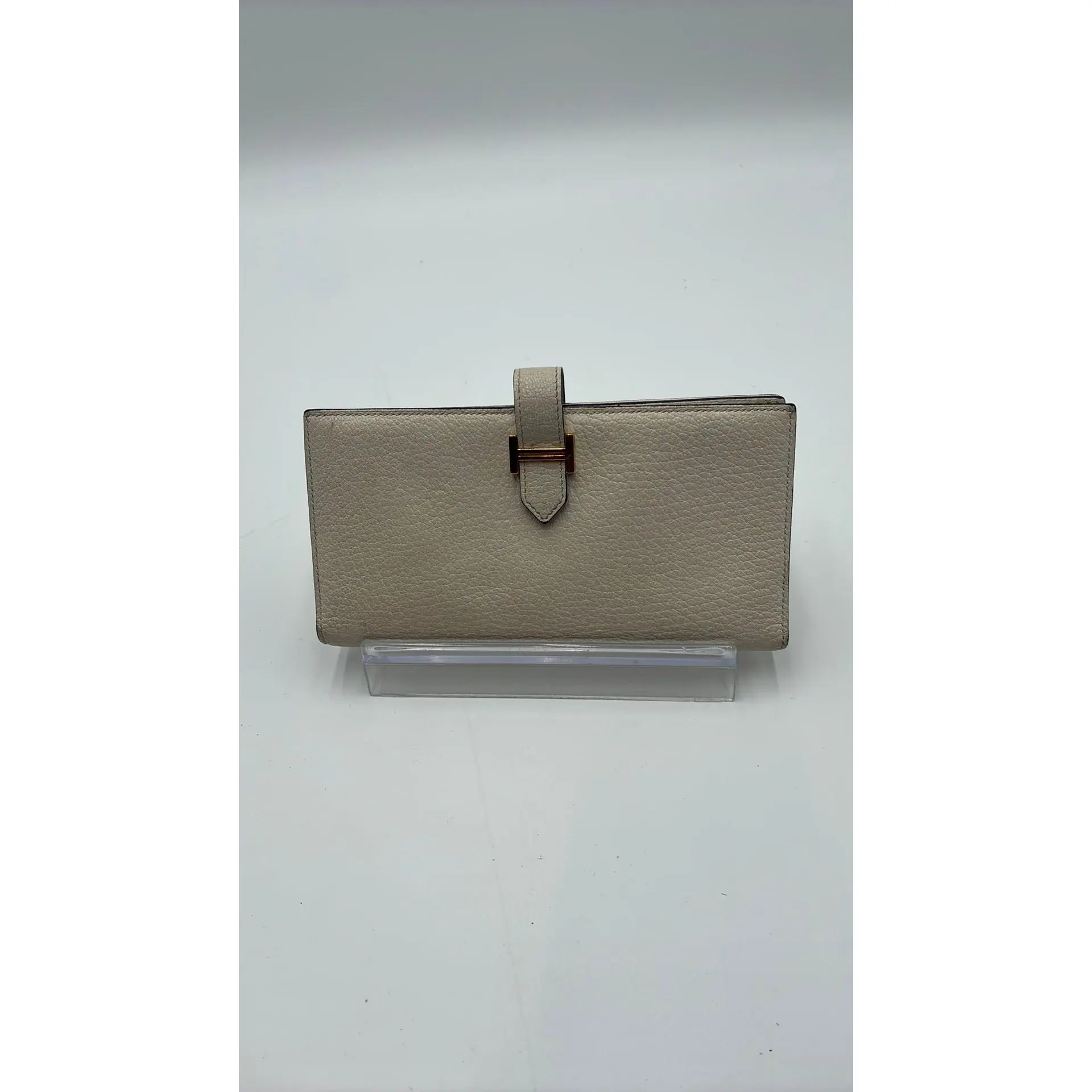 Pre-owned Leather Luxury Bags & Accessories Hermes Bearn Long Wallet, White Date Code: 2SN011BM. Entrupy ID: XYKB4QR.