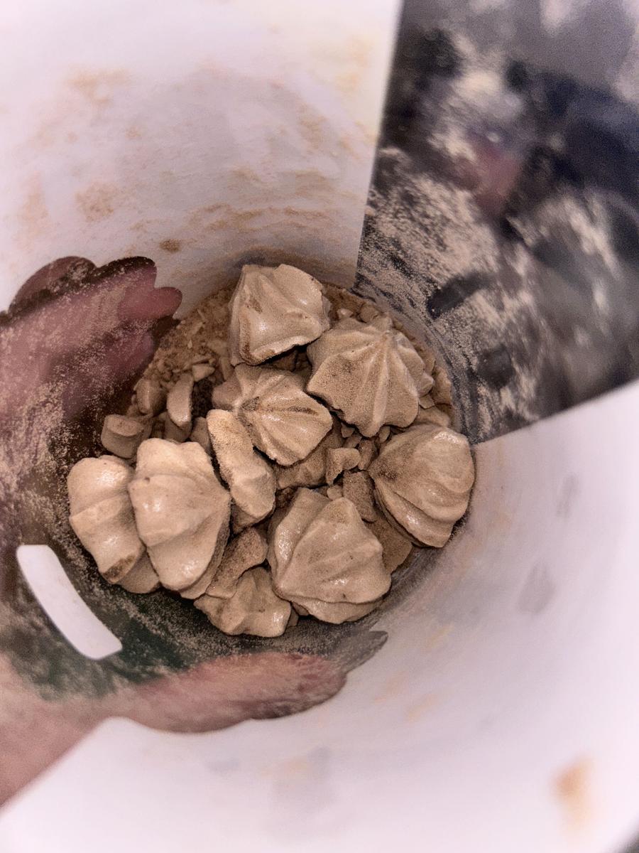 Item: 4 Pack Meringue Chocolate Filled