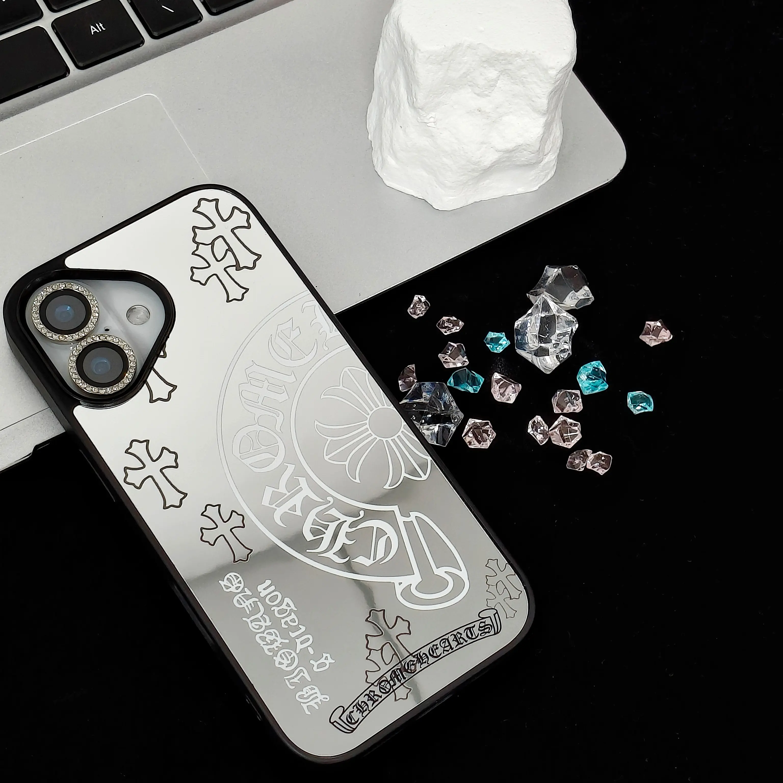 Amirror-effect phone case designed specifically forthe new iPhone17ProMax [with corner airbag cushioning],featuring a hard back panel and soft edges.Perfect forwomen touching up their makeup,andcompatible with iPhone17/16/15/14/13 Pro Max and Plus models