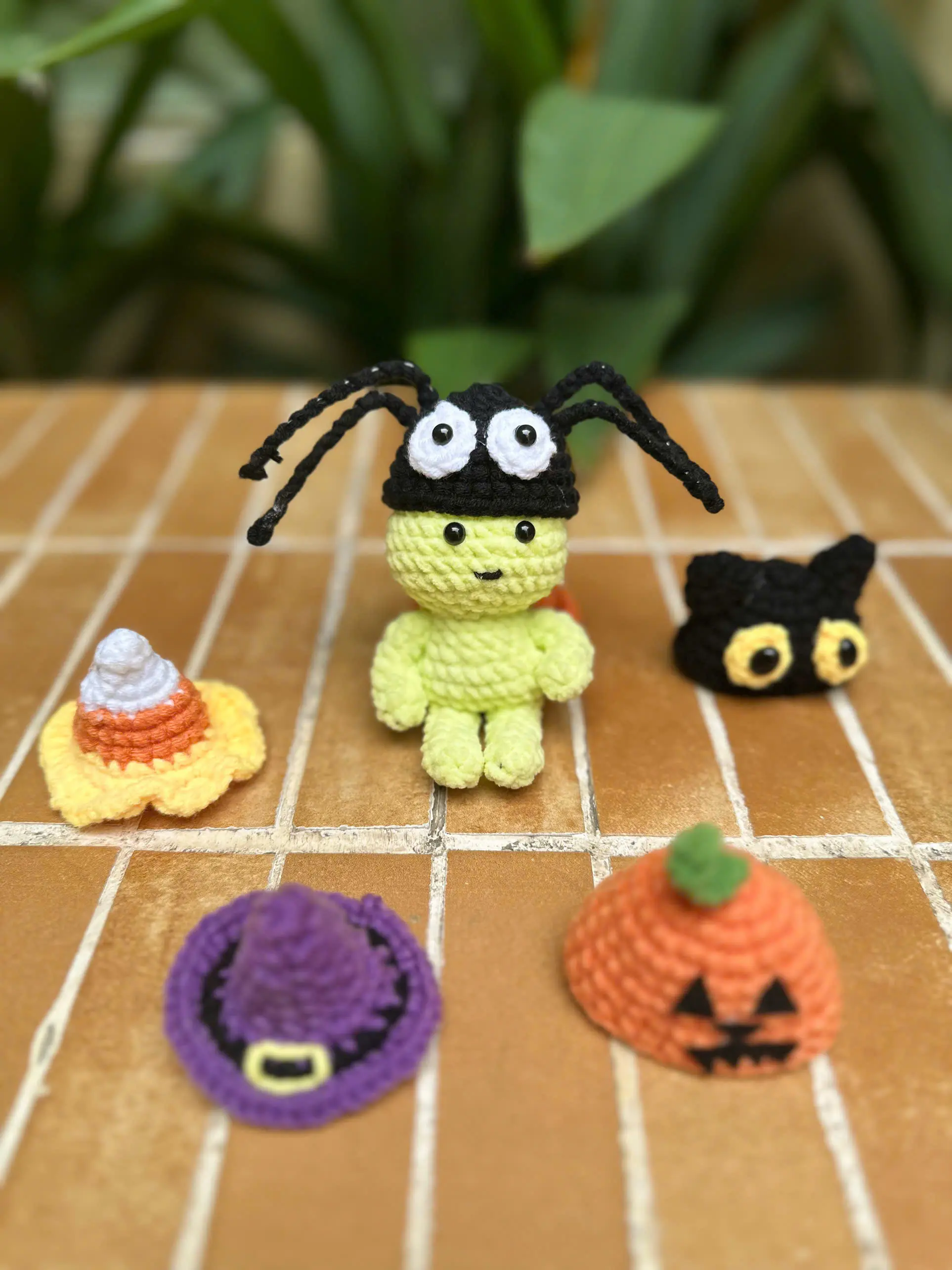 [New Colection] Handmade Amigurumi Halloween Smiski –  Dolls with Spider Hat, Pumkin, Witch – Whimsical Yarn Decor for Desk, Hanging Car, Gift