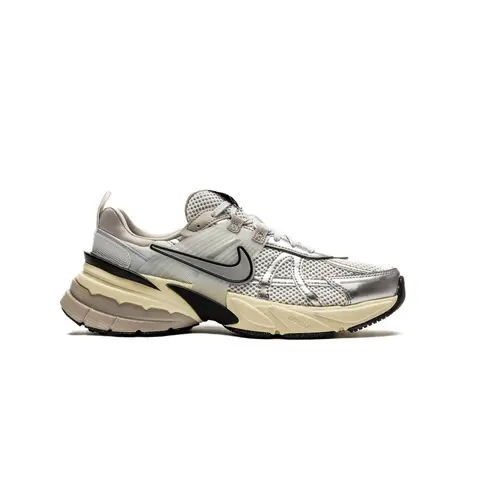 NIKE Women's V2K Run Laces Casual Trainers - Female Sneakers for Women, Summit White/Metallic Silver (FD0736-100)