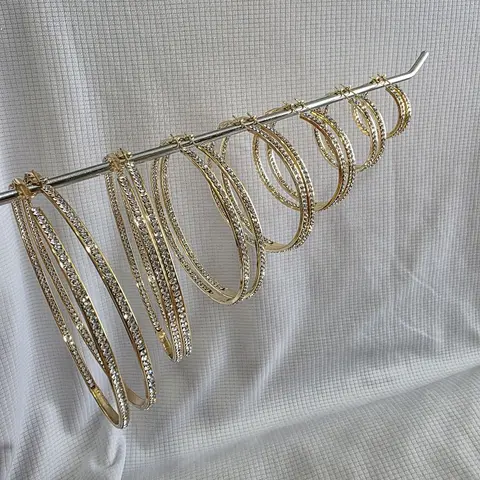 hoops zirconia on both size of hoop gold plated ,Aracadas de zirconia en ambos lados de la arcada en tono oro o oro blanco