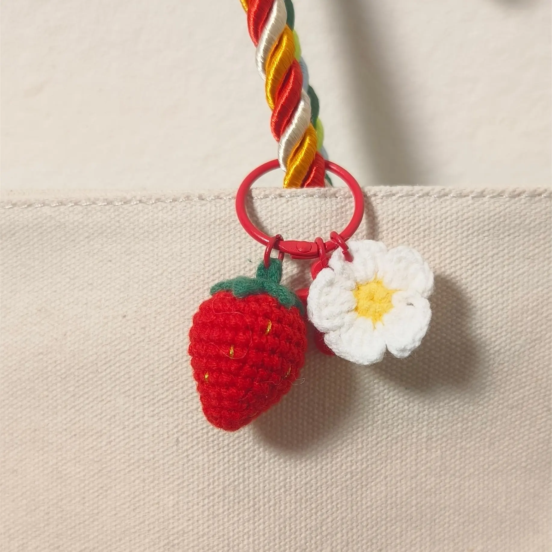 Crochet STRAWBERRY Keychain, Amigurumi Strawberry with Flower Bag Charm, Daisy Flower keychain, Knitted Strawberry bag pendant, Gift for Her