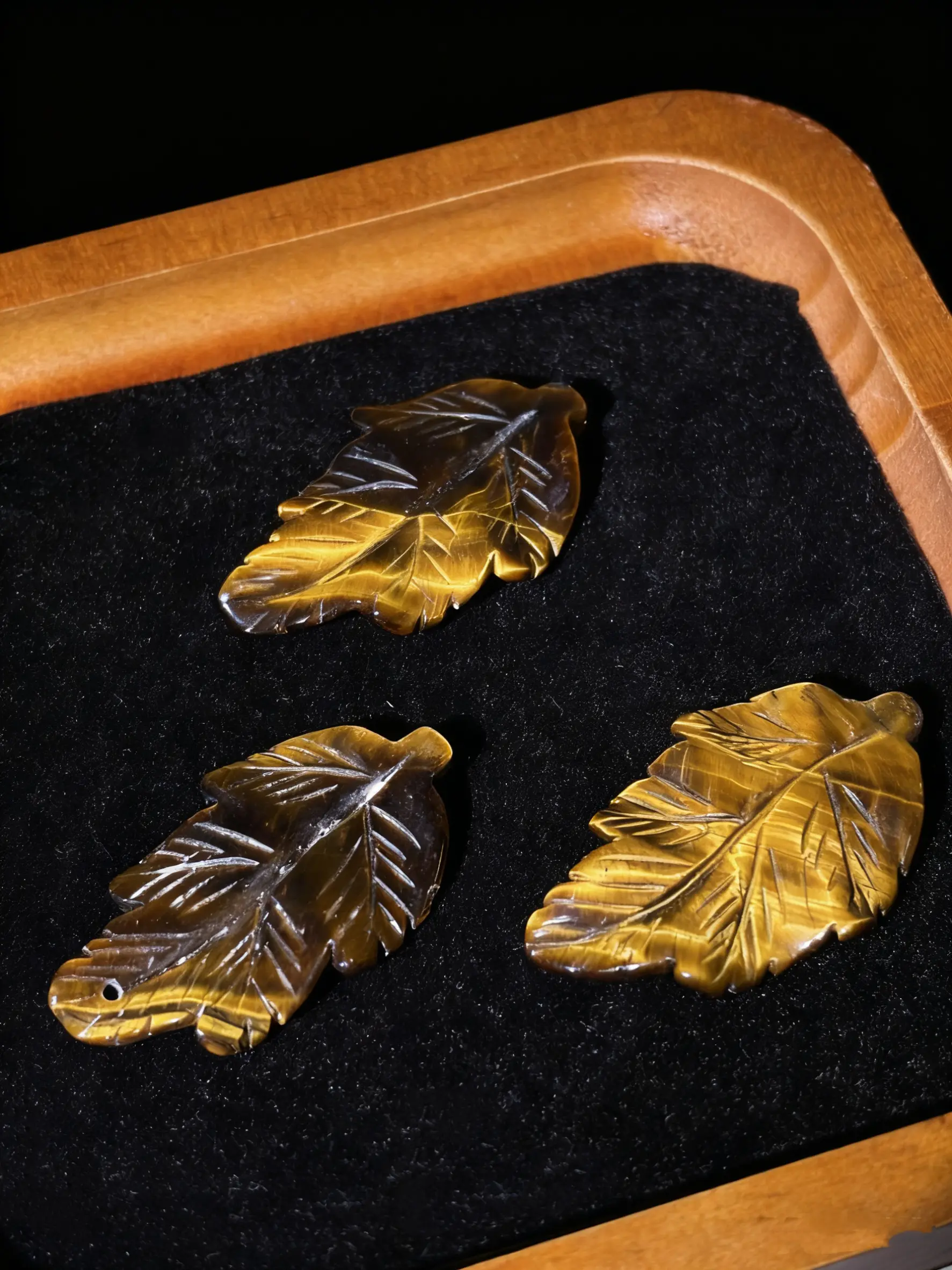 Jscrystal Non-Natural Crystal Pendant - Elegant Leaf-Shaped Carved Charm for DIY Enthusiasts, Crystal Style Decorative Necklace, High-Quality Material, Nature-Inspired Design, Unique Cut, Casual Jewelry Accessory