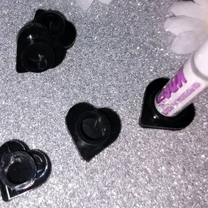 Heart Glue Holder - Black Holder with Heart Shape, Ideal for Glue Great While Doing Your Nails or Arts and Crafts