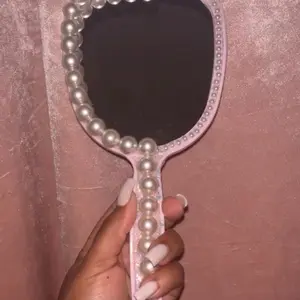 Luxe Mirror with Pearl Accents and Pink Handle for Elegant Grooming