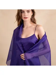 The new single-color breathable scarf is stylish and sophisticated, a versatile thin shawl or Malay muslin headscarf.