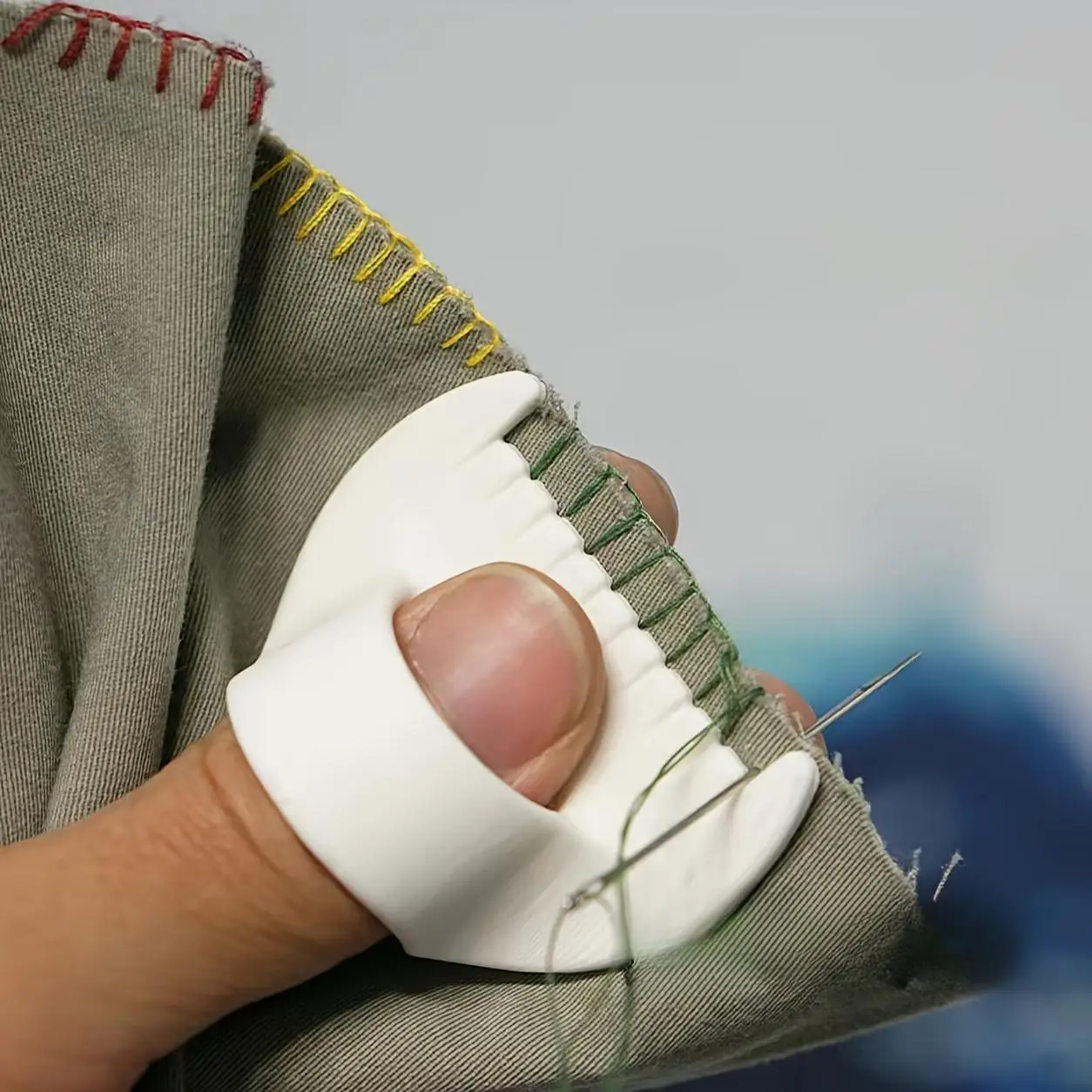 Durable Plastic Sewing Thimbles, 1 Count Ergonomic Handle Smooth Surface Sewing Aid, Sewing Accessories for Beginners & Advanced