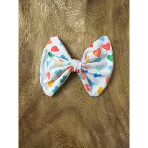Colorful hearts bow clip on, white
