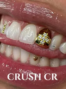 1pc 14K Gold Plated Copper Tooth Grillz with Cross CZ Design Hip-Hop Style Dental Jewelry for Men Women Perfect for Parties Halloween Cosplay Streetwear Fashion Sparkling Zirconia Inlay Trendy Unisex Teeth Accessory Tooth Gems Ideal Gift