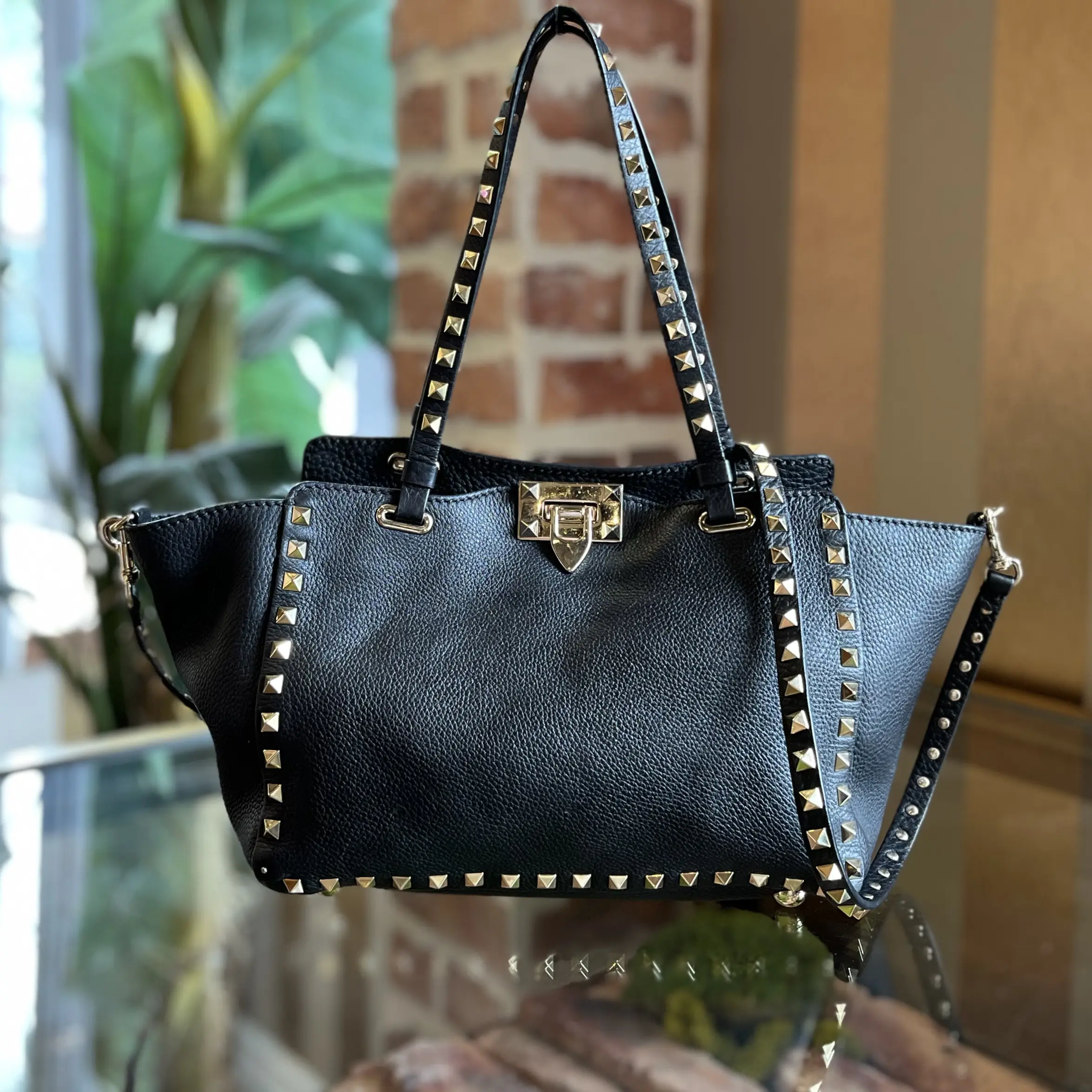 Pre-owned Valentino calfskin Tote Bags GARAVANI Rockstud Medium Black Pebbled Tote