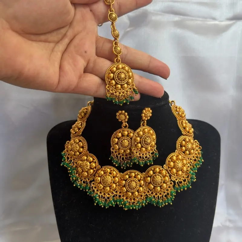 Women's Fashionable 3-Piece Gold-Plated Jewelry Set - Short, Auspicious Floral Choker Necklace, Matching Hook Earrings & Geometric Metal-Coated Headpiece, Costume Jewelry Gift Set