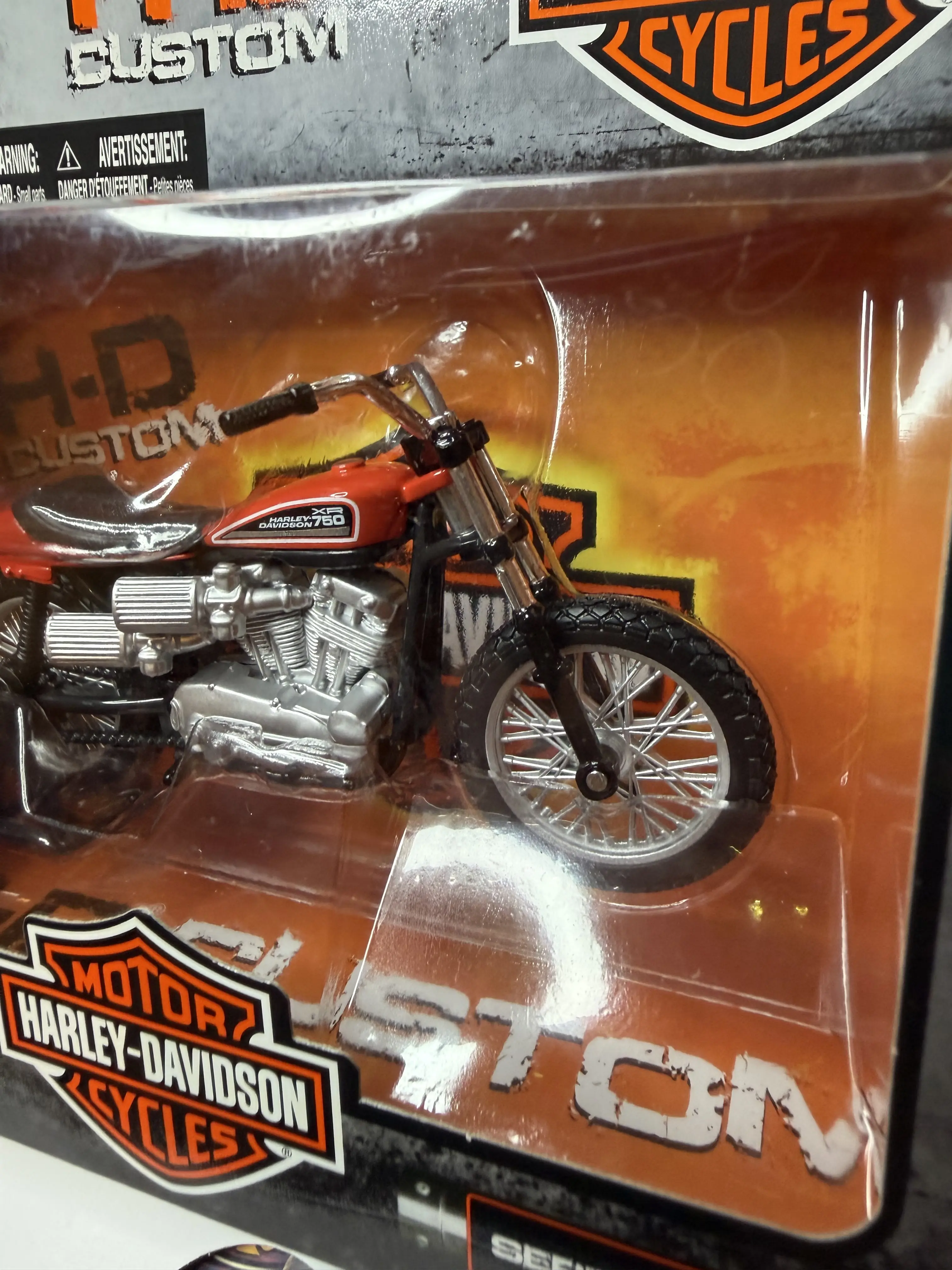 Maisto 1972 Harley-Davidson XR750 Diecast Metal Racing Bike, 1:18 Scale Model Vehicle for Ages 10+, Ideal for 10-12 Years Olds (Toys & Hobbies, Classic & Novelty Toys), Collectible, Detailed Engine Components