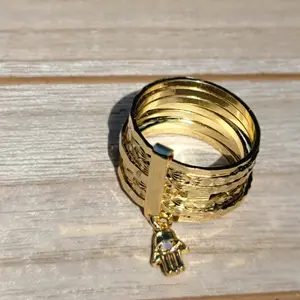 Mano anillo color oro  gold plated