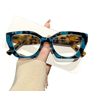 Retro cat-eye reading glasses for women, with PC material frame and lenses, providing a clear field of vision for computer reading and blue light protection.