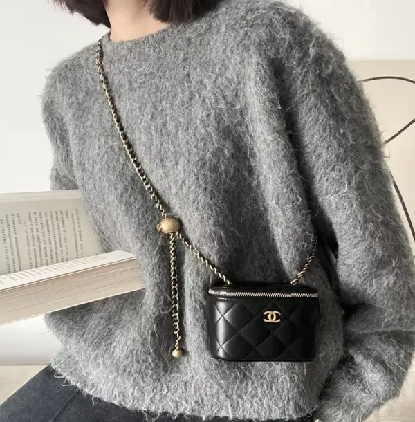 ‮ LENAHC  ‬Vanity Case Women Crossbody Bag, Black Quilted Lambskin Leather Gold‑Ball Adjustable Chain Gold‑Tone Hardware Mini Zipper Cosmetic Handbag