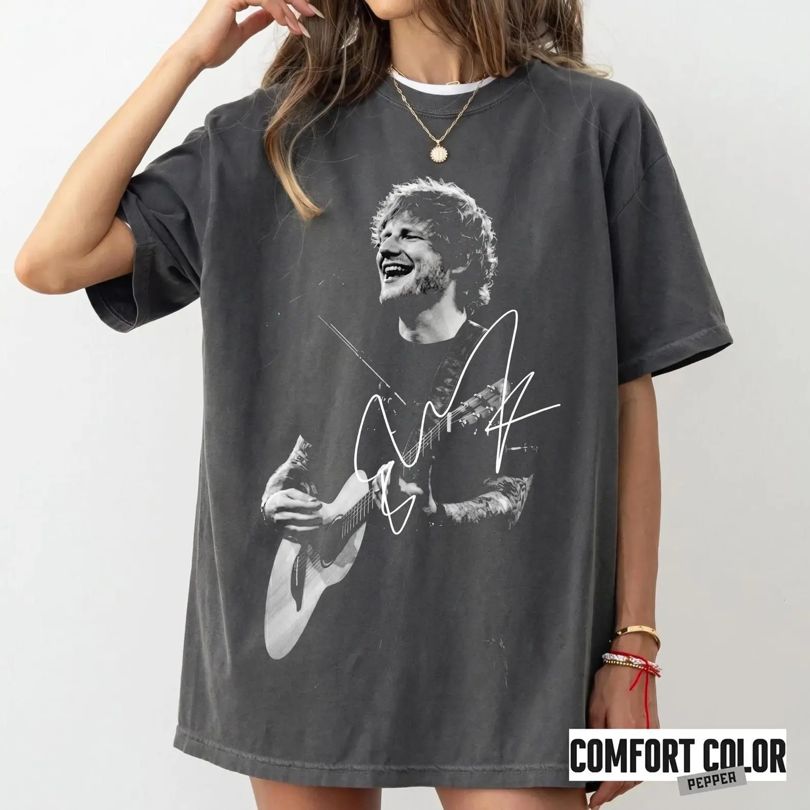 Sheeran Concert Graphic T-Shirt: Black & White Photo Autograph Tee
