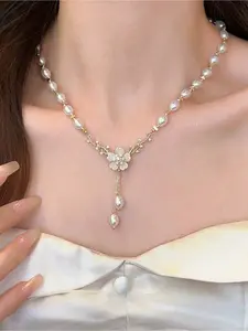 A New Elegant and Luxurious Imitation Pearl Embellished Flower Pendant Necklace, Suitable for Dates, Music Festivals, Parties and Daily Wear. Valentine's Day, Mother's Day, Birthday Jewelry Gift. Ladies Pearl Pendant Necklace
