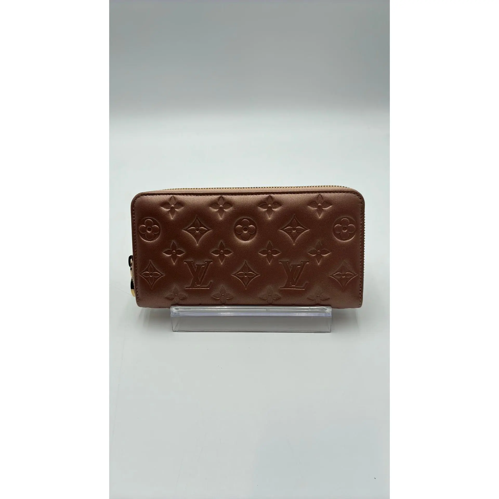 Pre-owned Louis Vuitton Leather Luxury Bags & Accessories Coussin Zippy Long Wallet, Iridescent Pink Date Code: MCCHP05292609. Entrupy ID: YH79C92.