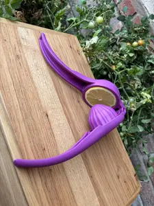 Esprimodor de limones color mirado/ Lemon Squeezer