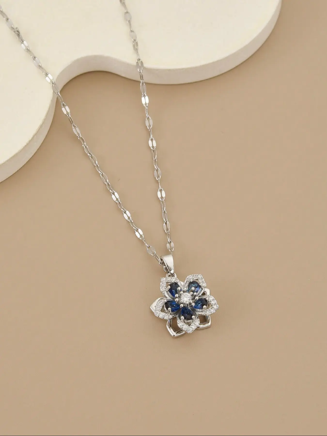 Rotatable Five-Petal Flower Stainless Steel Necklace for Women, Elegant Jewelry, Jewelry Gifts, Perfect Gift for Halloween & Christmas, Necklace for Daughter
