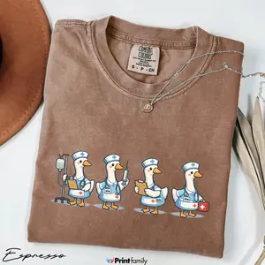 RN Nurse Goose Shirt Comfort Colors – Cute Nurse Duck Graphic Tee, Funny Medical Aesthetic T-Shirt, Gift for Registered Nurse & Healthcare Workers