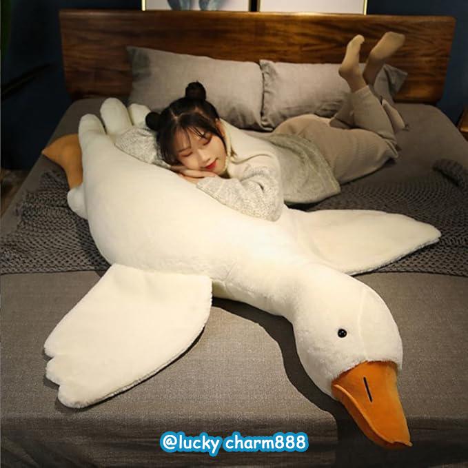 Cute Big White Goose Plush Pillow Toy! Large and irresistibly huggable, it's a favorite for both kids and adults. Suitable for all beds, offering coziness whether you cuddle or clamp it. A practical and sweet sleep companion.