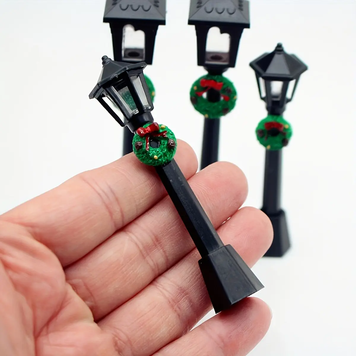 3pcs Miniature Christmas Street Lamp Posts with Festive Wreaths, Vintage Style Figurines, Home Decor Ornaments, Plastic, with No Electricity Required, Holiday Decor, Christmas Decorations