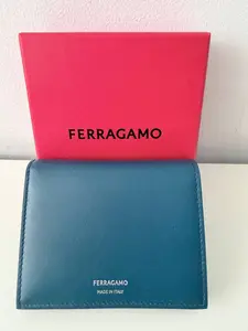 Pre-owned Leather Clutches & Wristlets Billetera Compacta Plegable Ferragamo en Piel Azul Petróleo