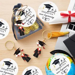 2026 Bachelor's Cap Graduation Keychain Set (20pcs) Graduation Gift Set - Inspirational Congratulations Souvenir Undergraduate Degree Cap Pendant Perfect for Senior Prom