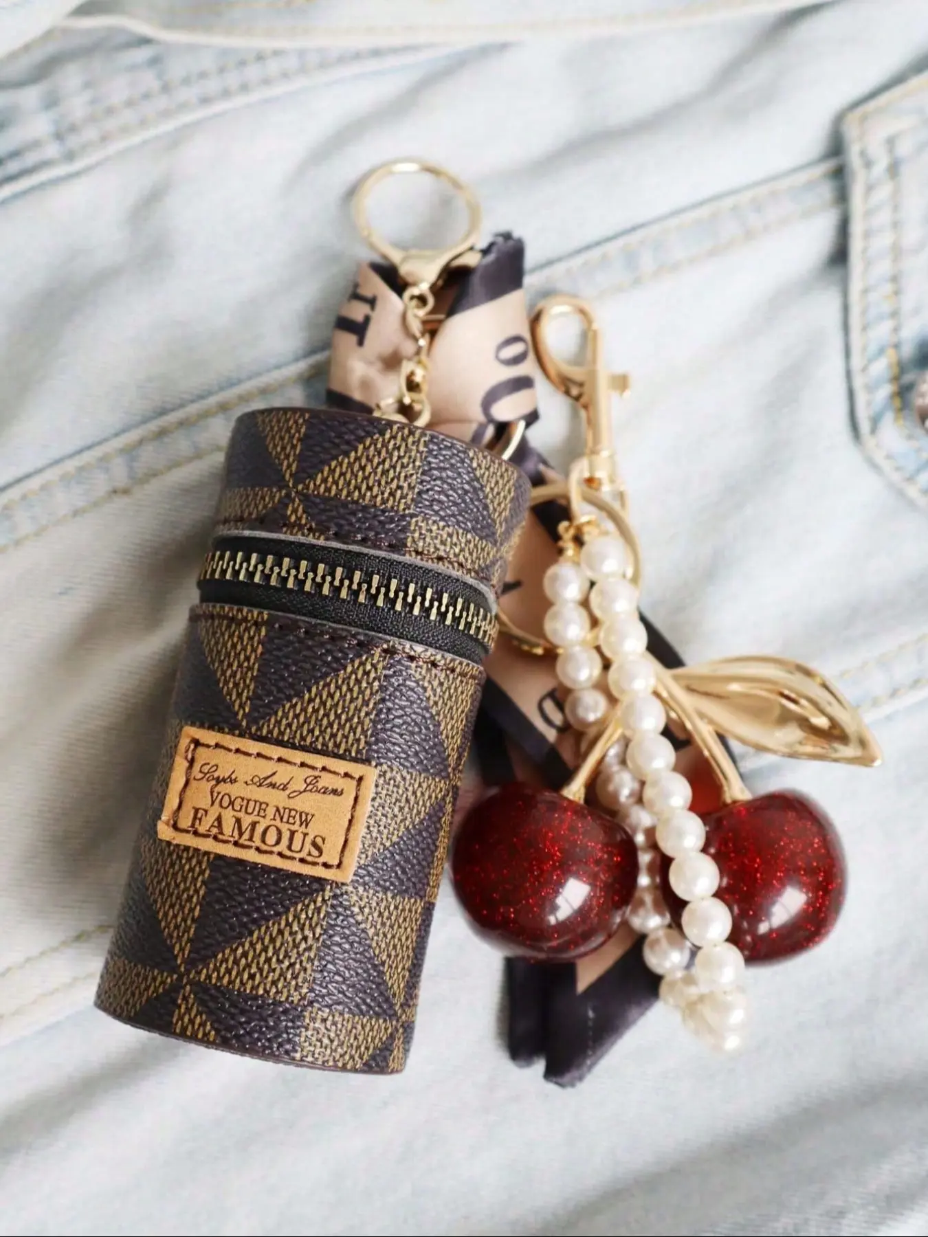 Checkered Lipstick Bag Charm Pendants, Stylish Backpack Charm, Bag Chain Charms, Vintage Designer Style Bag Decoration Keychain, Practical Bag Pendant for Backpack Purse, Ideal for Fashion Aesthetic & High Street Style Lovers, Purse Accessories