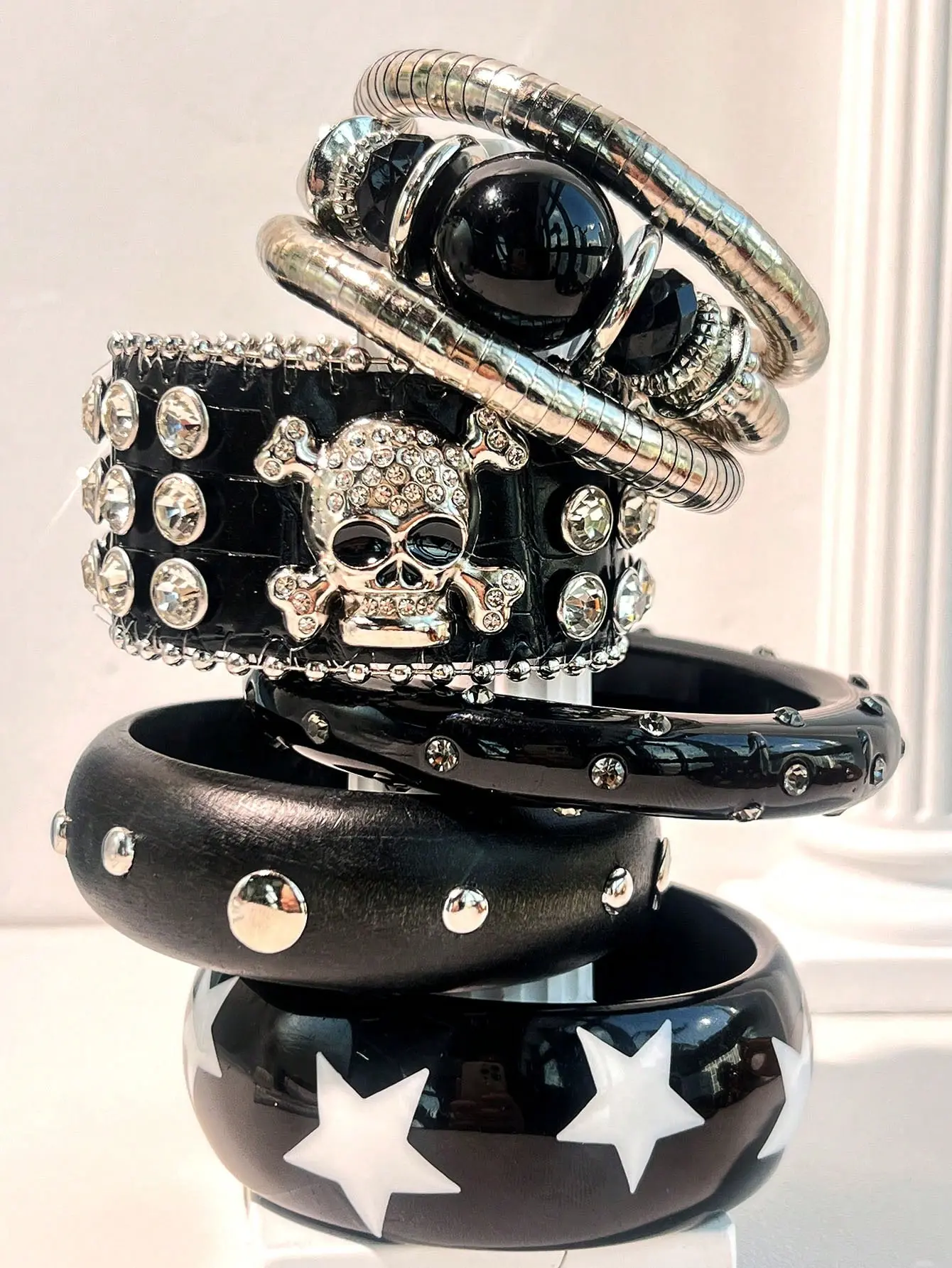 Women's Punk Style 1pc Black & White Contrast Resin Bracelet - Multi-Element Rivet, Star Decor, Asymmetric Round Costume Jewelry, Fashion Daily Wear Gift, Summer Vibes