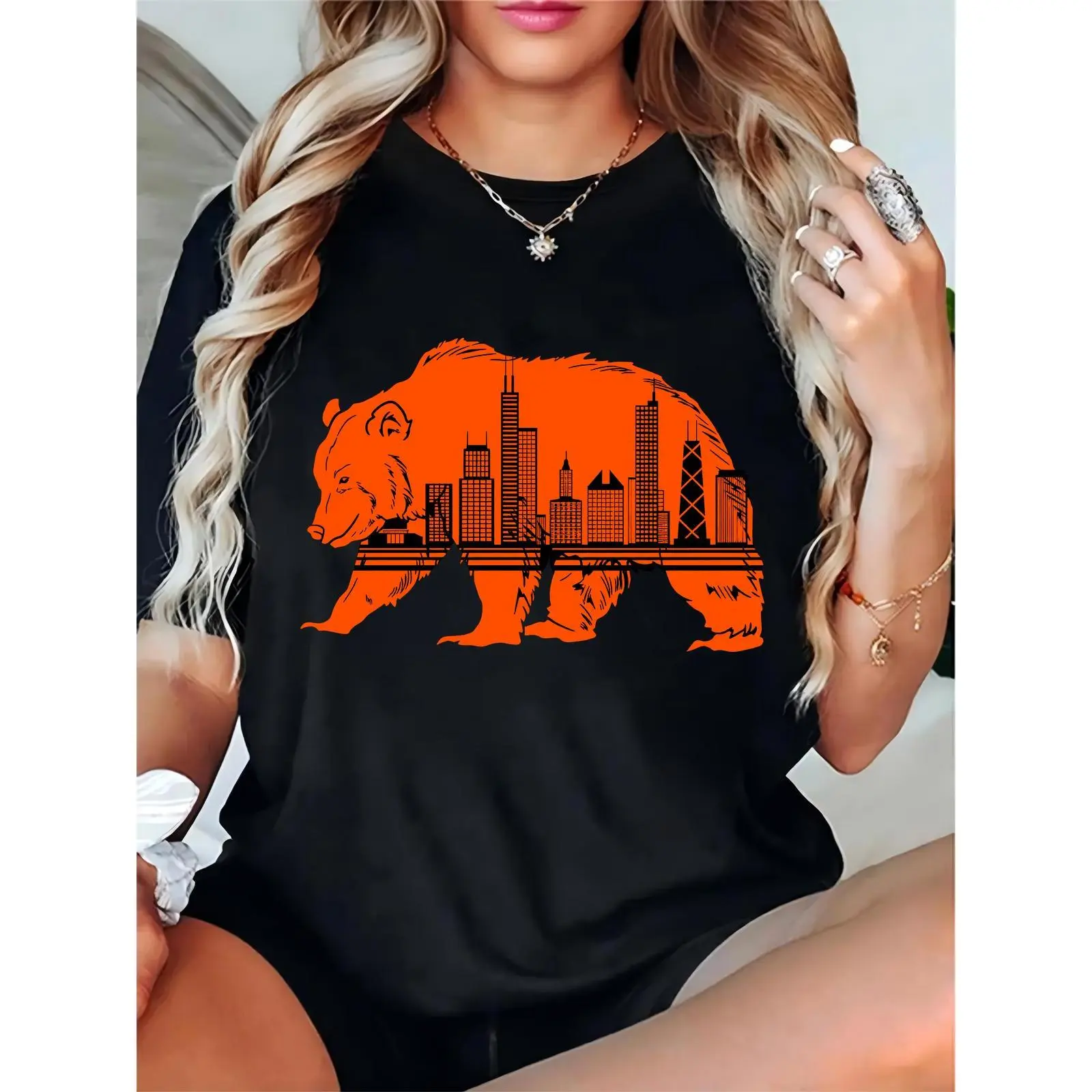 Women's Chicago Bear Skyline Graphic T-Shirt, Casual City Pride Tee for Chicago Fans, Ideal for Game Day & Daily Wear