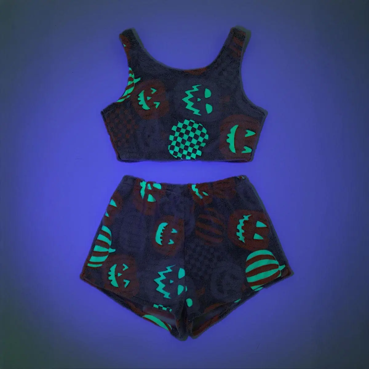 Women's 2-Piece Glow-in-the-Dark Pumpkin Motif Plush Fabric Pajama Set - All Seasons Cami Neck Crop Top & Shorts, Soft Cozy Sleepwear Loungewear