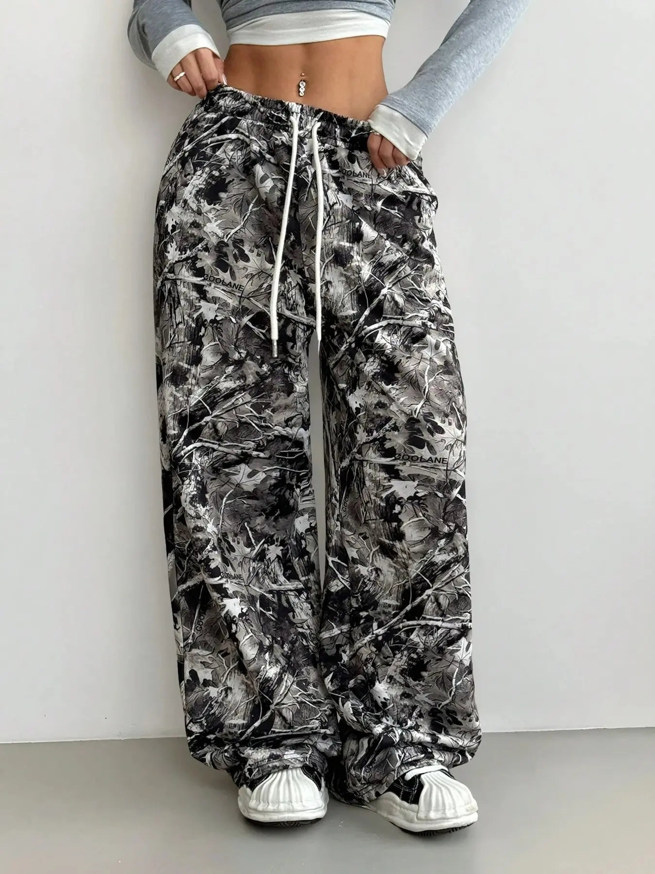 Women's camouflage branch print Y2K style loose straight-leg Adjustable Drawstring pants, abstract print wide-leg trousers, comfortable and versatile, suitable for street style & trendy weekend outfits, everyday wear & summer looks.