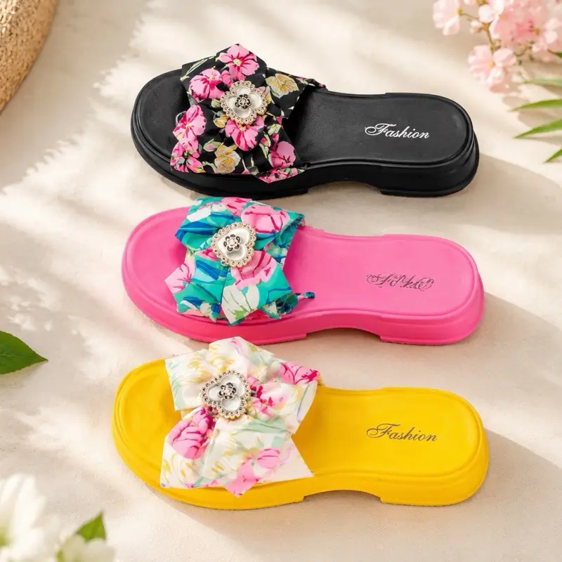 Women’s Floral Bow Slide Sandals - Lightweight Comfortable Shoe Slippers, 3 Colors Available, Runs Small - Order 1 Size Up for Best Fit Corren pequeñas – Recomendamos pedir una talla más grande para un mejor ajuste.