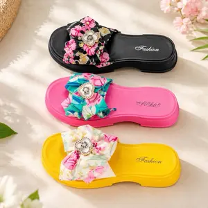 Women’s Floral Bow Slide Sandals - Lightweight Comfortable Shoe Slippers, 3 Colors Available, Runs Small - Order 1 Size Up for Best Fit Corren pequeñas – Recomendamos pedir una talla más grande para un mejor ajuste.