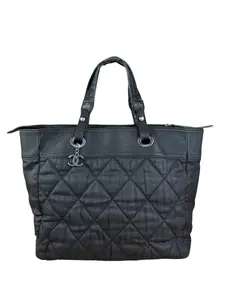 Pre-owned na Tote Bags Chanel Black Quilted Paris Biarritz Tote 2006